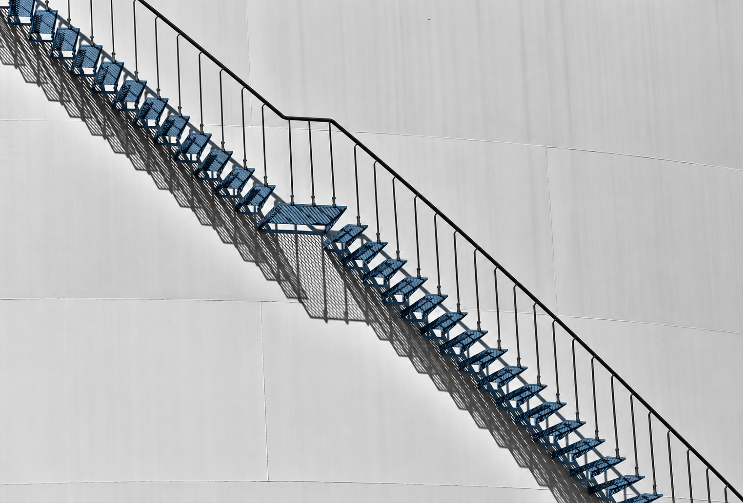 半世紀にわたり培った技術で、建築金物に応える。